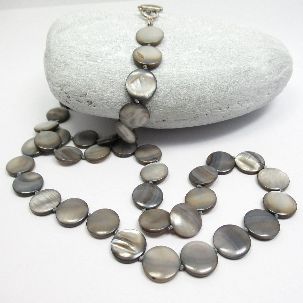 Hand Knotted Shell necklace - Picture 3 of 8